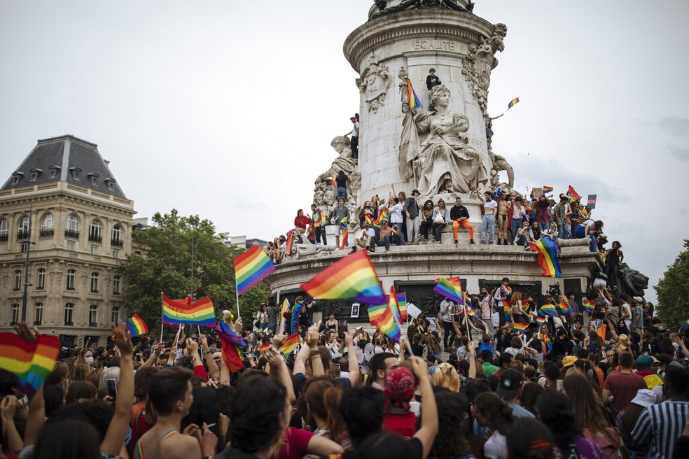 Participantes da Parada do Orgulho LGBT+ dançam na Place de la République em Paris — Foto: Lewis Joly/AP Photo