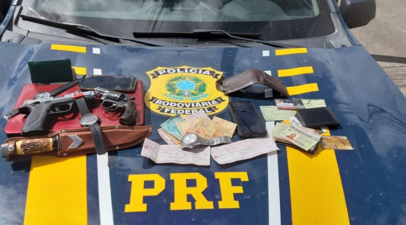 Quatro suspeitos de assalto são presos em Simões Filho; arma e material roubado foram apreendidos pela polícia