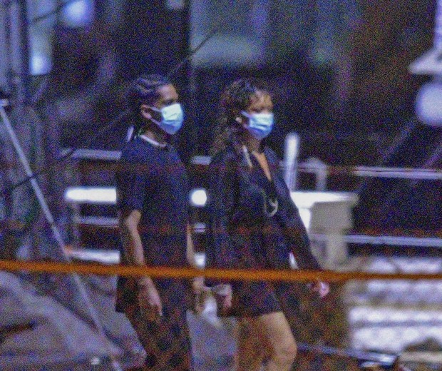 Em meio a boatos de romance, Rihanna e A$AP Rocky curtem festa em iate