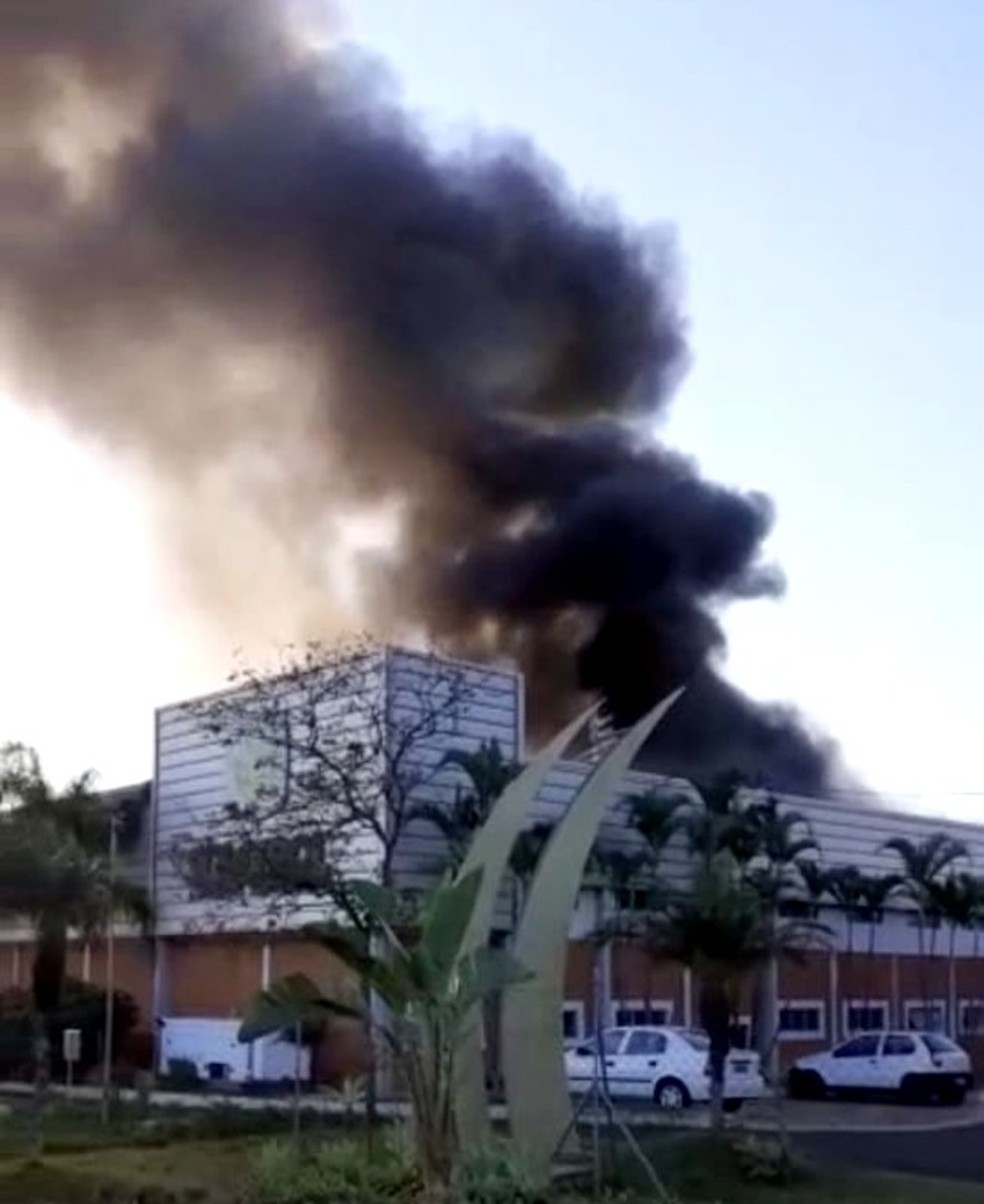 Incêndio atinge fábrica de aquecedores solares em São Manuel — Foto: Arquivo pessoal