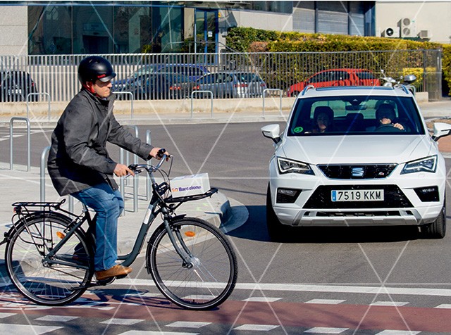 IOT: a internet das coisas em movimento - Carro, bicicleta e semáforo conectados avisam o motorista sobre a posição de ciclistas e pedestres, num teste em Barcelona (Foto: Divulgação)