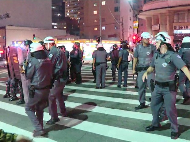Policiais militares seguem contra grupo de manifestantes na Rua da Consolação (Foto: GloboNews/Reprodução)