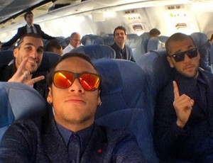 Neymar de oculos vermelho no Barcelona (Foto: Reprodução)
