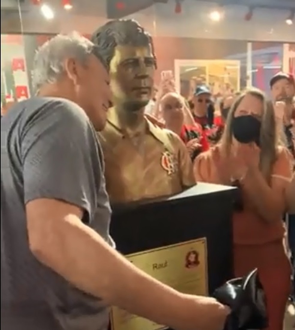 Raul Plassmann com busto na sede da Gávea — Foto: Reprodução