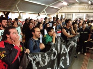 Manifestantes percorreram universidade durante protesto (Foto: Eduardo Cristófoli/G1)
