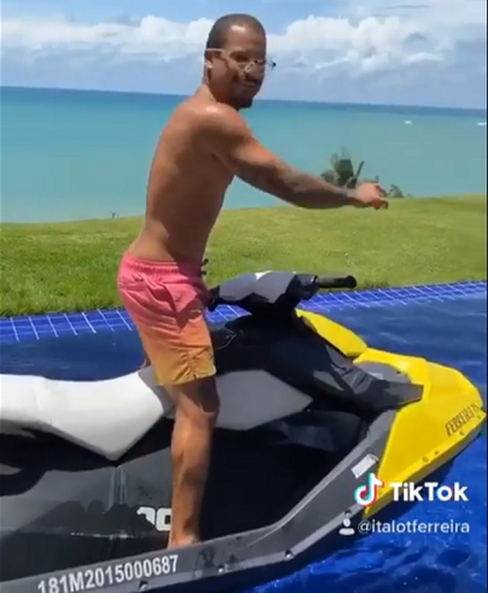 Entediado Com Quarentena Italo Ferreira Anda De Jet Ski Na Piscina De Casa Coronavirus Ge
