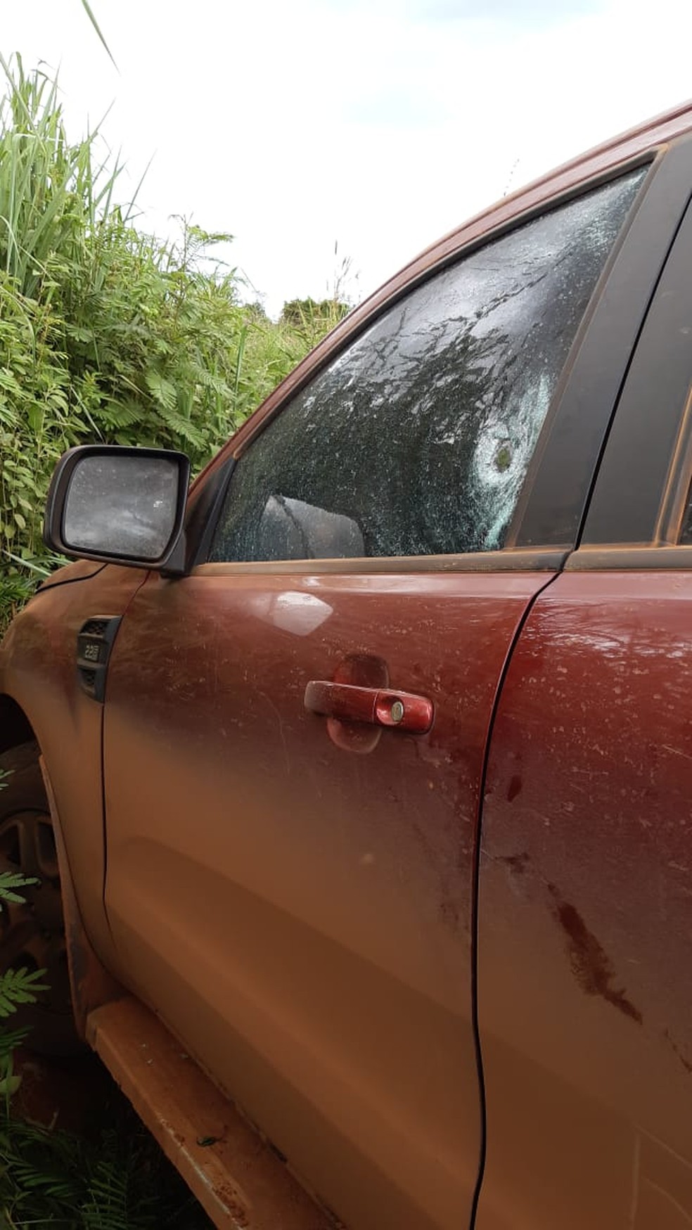 Caminhonete de família foi parada por ladrões em rodovia; empresário foi morto e teve R$ 37 mil em cheques levados no Distrito de Espigão do Leste, zona rural de São Félix do Araguaia — Foto: Agência Notícia