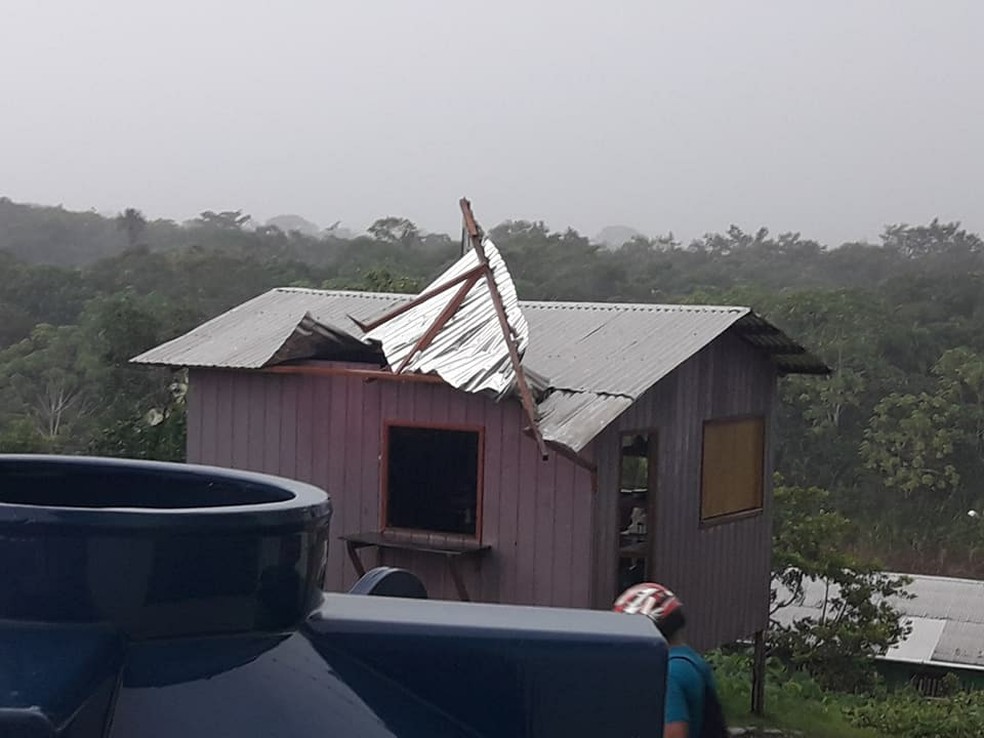 Ao menos 20 casas foram atingidas, de acordo com a prefeitura (Foto: Antônio Mesquita)