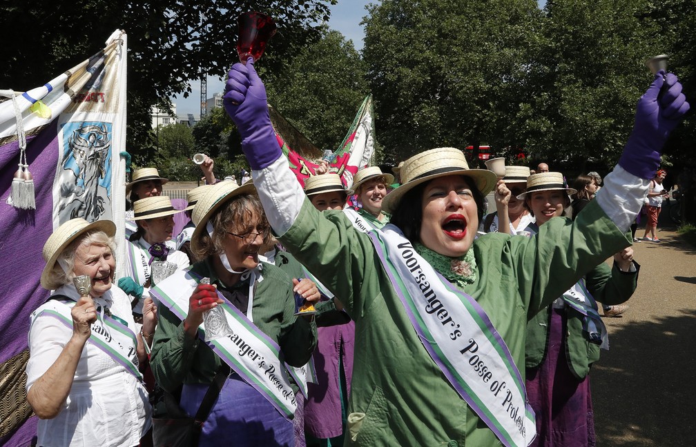 Mulheres também lembraram a data em outras cidades do Reino Unido (Foto: Frank Augstein/AP)