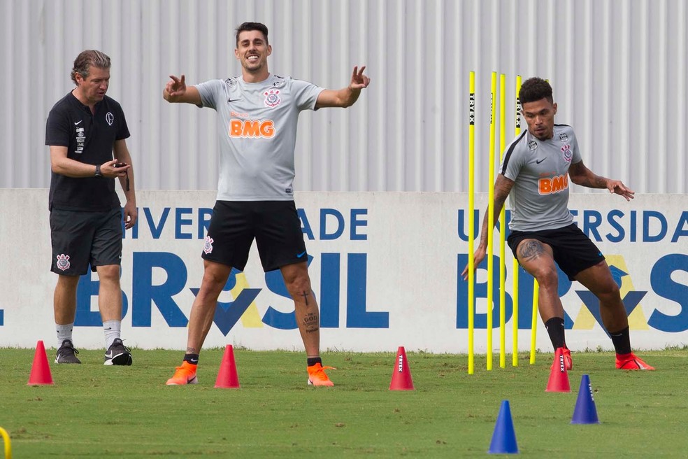 Danilo Avelar e Júnior Urso, em treino do Corinthians — Foto: Daniel Augusto Jr/Ag.Corinthians