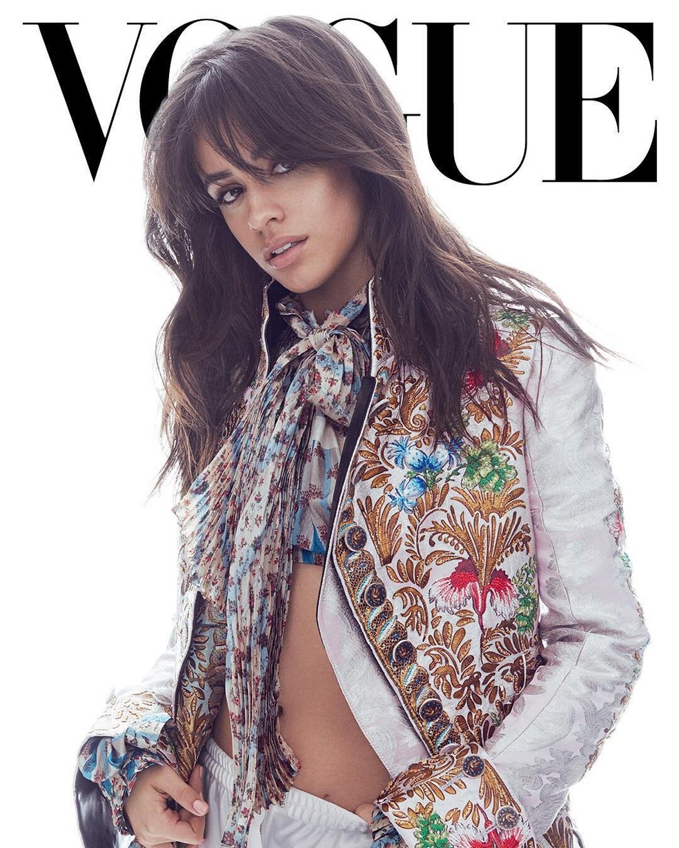 Camila Cabello posa de barriga à mostra para capa de revista de