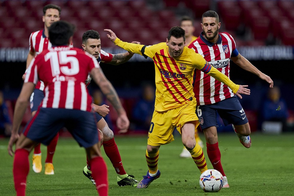 Messi em ação no duelo contra o Atlético de Madrid, no primeiro turno — Foto: Getty Images