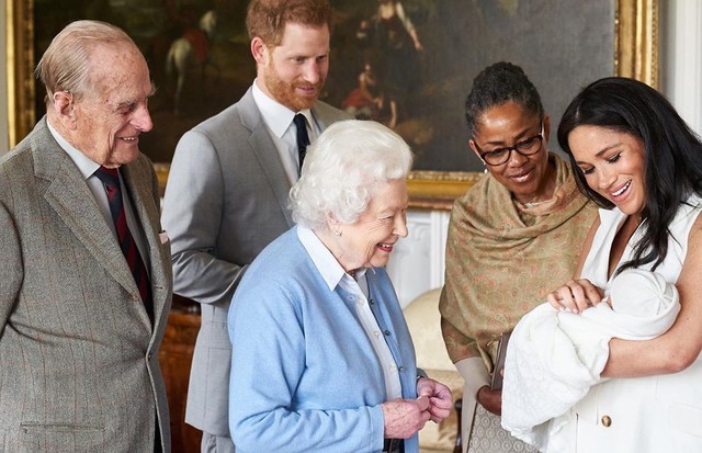 Archie Harrison Mountbatten-Windsor conhecendo os bisavós  (Foto: reprodução/Instagram)