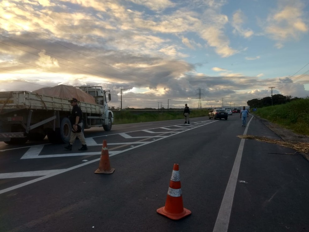 Pista da BR-101, em Alagoas, fica livre de caminhões após chegada da PRF e PM (Foto: Carolina Sanches/TV Gazeta)