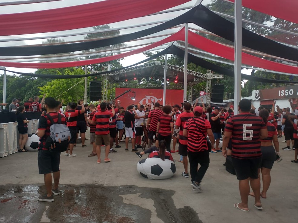 Flamenguistas se re&uacute;nem na Lagoa para a semifinal entre Flamengo e Al Hilal &mdash; Foto: Rodrigo Cerqueira
