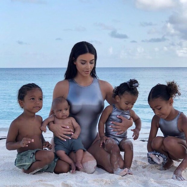 Com 4 filhos, Kim Kardashian responde sobre aumentar a família: "Loucura!" - Quem | QUEM News