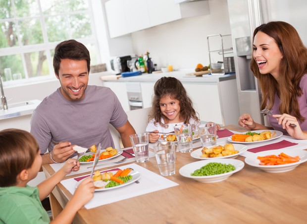Fazer refeições em família torna crianças mais confiantes ...