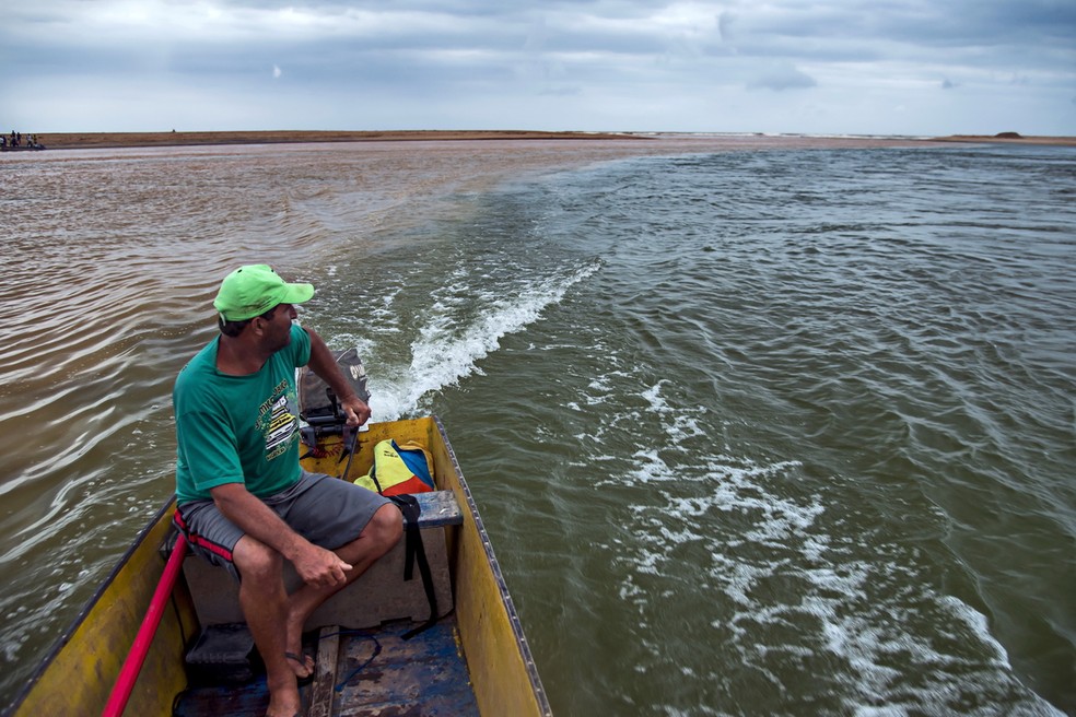 Pescador mostra lama na foz do Rio Doce, em novembro de 2015 — Foto: Leonardo Merçon/ Instituto Últimos Refúgios