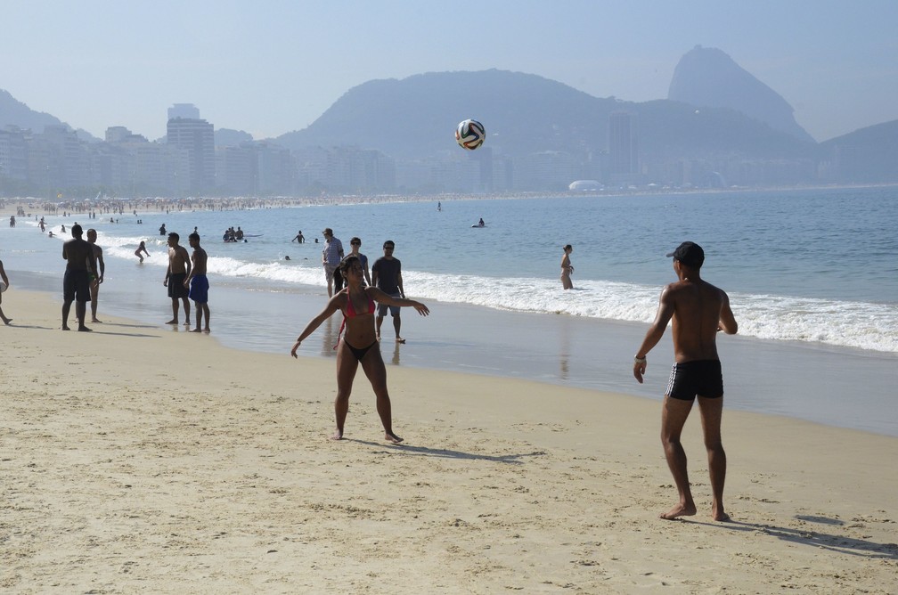 Prática de altinha segue proibida no Rio durante pandemia; na imagem, em 2014, dupla em Copacabana — Foto: Arquivo: Alexandre Macieira/Riotur