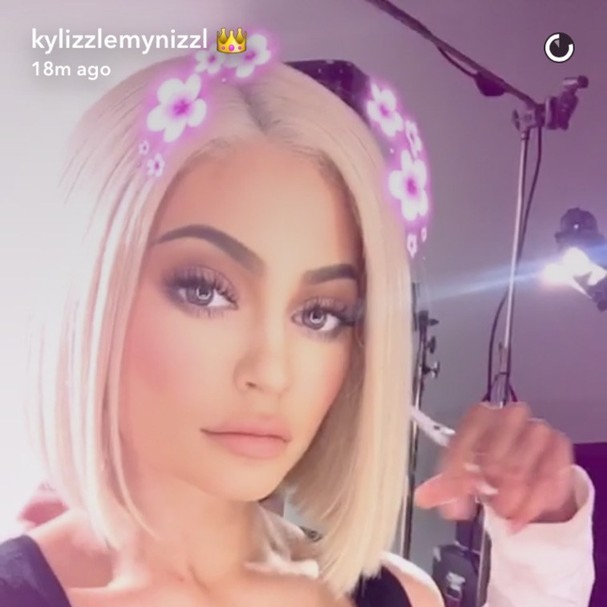 Em 2017, Kylie Jenner surge de long bob platinado. Uau! - Glamour | Cabelo