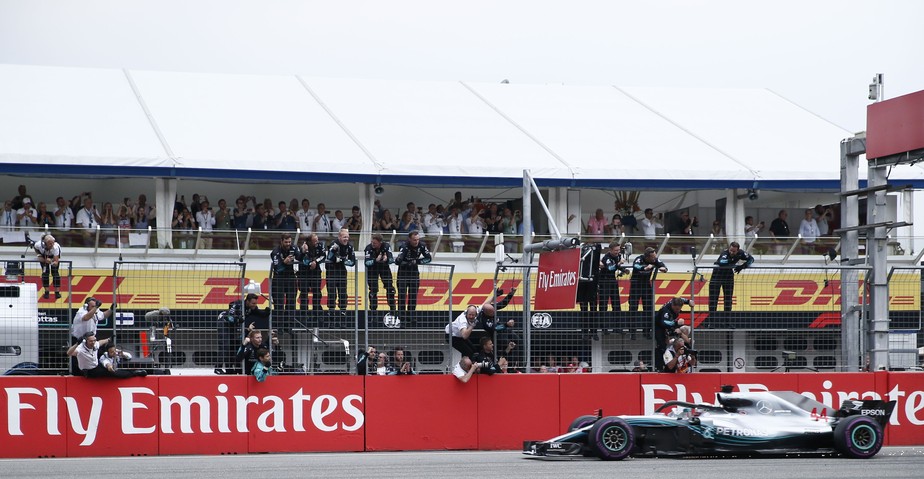 Que loucura! Vettel erra, Hamilton vence apÃ³s largar em 14Âº e reassume lideranÃ§a