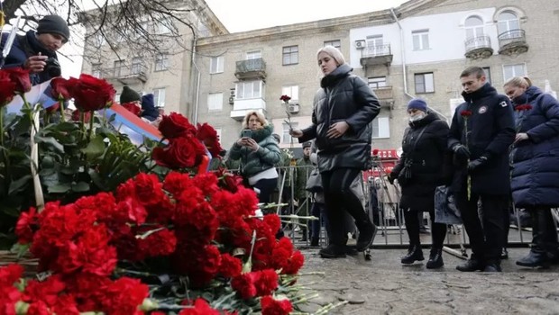 Memorial às vítimas do conflito em Donetsk, leste da Ucrânia (Foto: ANADOLU AGENCY/GETTY IMAGES via BBC)