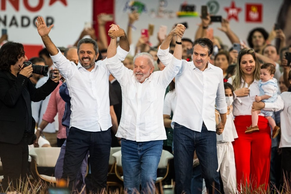 Elmano de Freitas ao lado de Lula e Camilo Santana durante evento em que foi escolhido candidato do PT ao governo do Ceará. — Foto: Thiago Gadelha/SVM