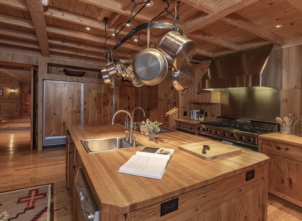 Na cozinha, o revestimento em madeira chama atenção  (Foto: Joshua Johnson / Reprodução)