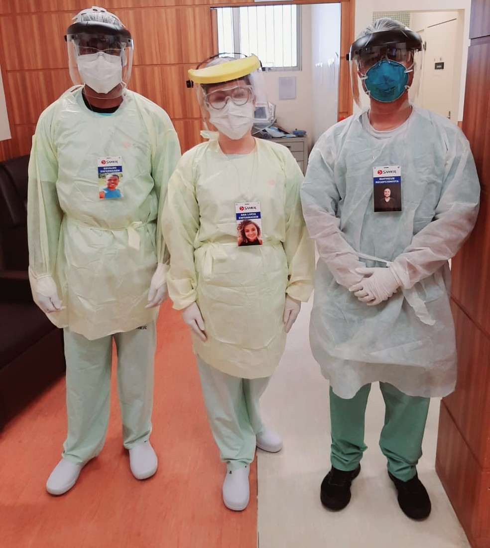 Profissionais de saúde com os EPIs e crachá personalizado — Foto: Divulgação