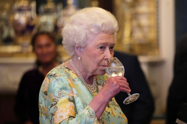 A Rainha Elizabeth 2ª bebendo em um evento no Palácio de Buckingham (Foto: Getty Images)