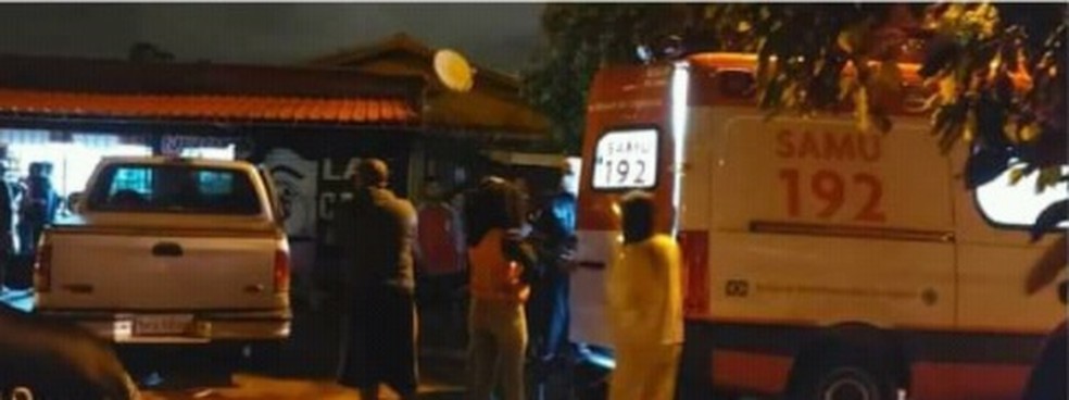Motorista perdeu o controle da caminhonete e invadiu o estabelecimento em Bauru  — Foto: Arquivo pessoal 