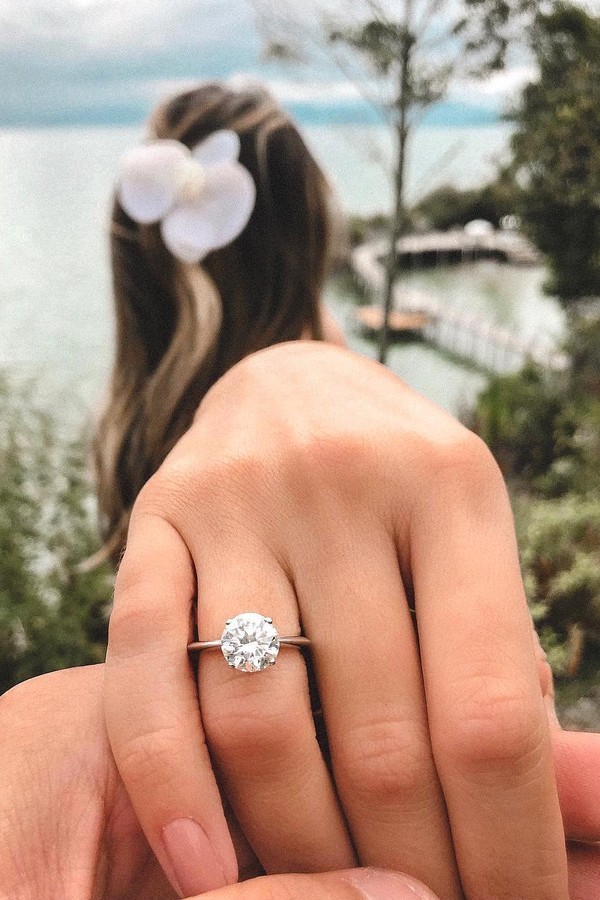 O momento que Thassia aceitou o pedido de noivado de Artur (Foto: Reprodução/Instagram)