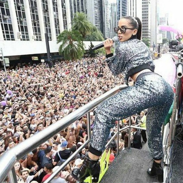 Anitta foi coroada rainha da Parada Gay (Foto: Reprodução/Instagram)