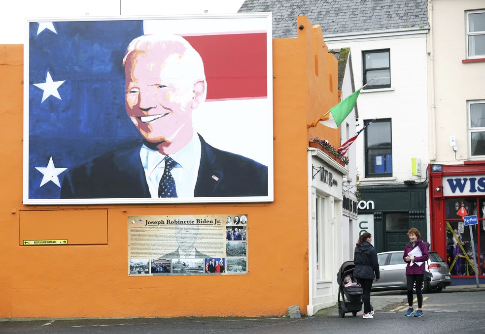 Um mural do candidato presidencial dos EUA Joe Biden é visto em uma parede de empena em Ballina, no oeste da Irlanda, nesta quarta-feira (4)  — Foto: Peter Morrison/AP