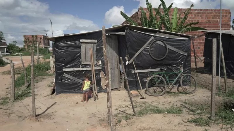 Família vive em uma barraco de lona enquanto casa de alvenaruia não fica pronta (Foto: Felix Lima )