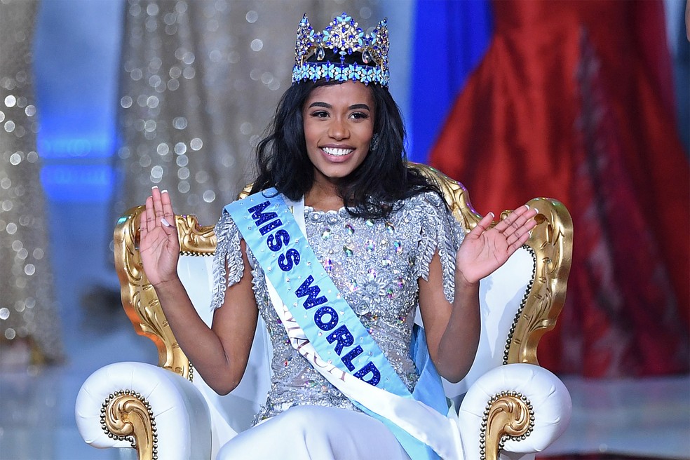 Toni-Ann Singh sorri posando para fotos após ser coroada Miss Mundo na Excel Arena, em Londres, na noite de sábado (14) — Foto: Daniel Leal-Olivas/AFP