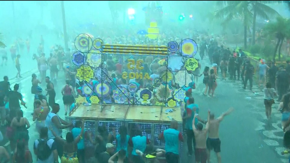 Temporal durante o desfile do Simpatia é Quase Amor em Ipanema — Foto: Reprodução