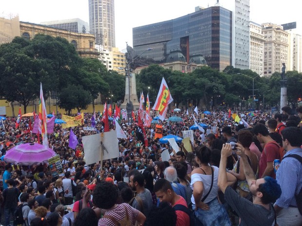 Grupo protesta contra a PEC 241 no Centro do Rio (Foto: Patrícia Teixeira/G1)