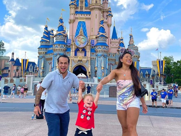Thammy e Andressa Miranda levam filho a Disney (Foto: Reprodução/Instagram)