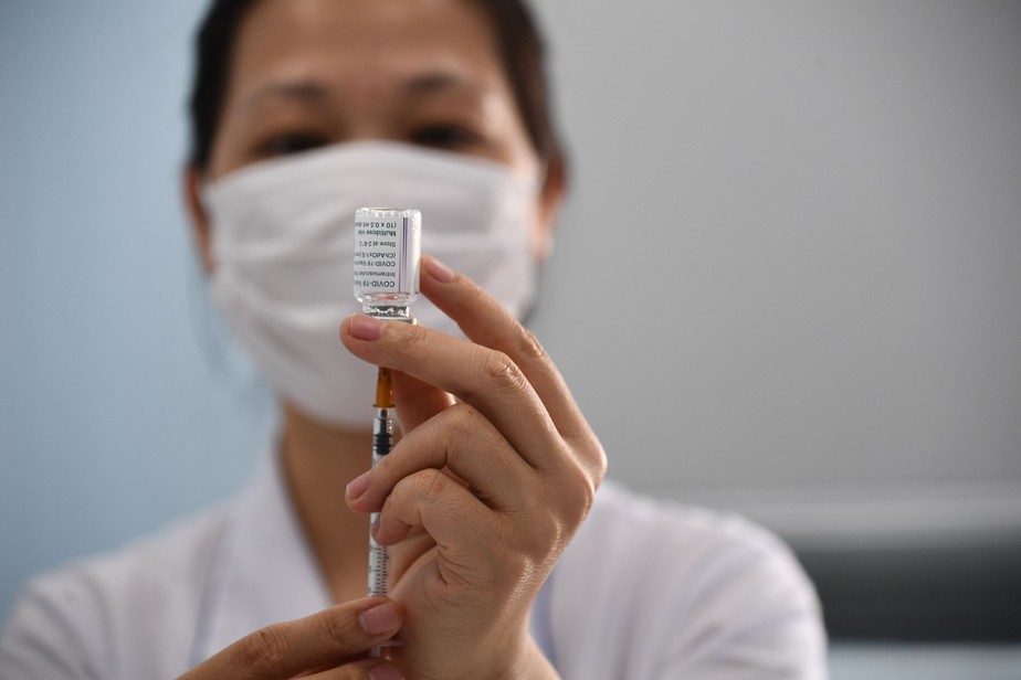 Profissional de Saúde prepara dose de vacina da AstraZeneca