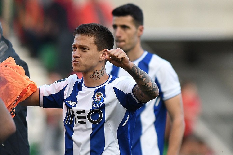 Porto fica a um ponto do título português e Otávio ...