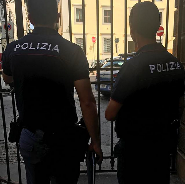 Os policiais italianos que auxliaram Ellen Pompeo na busca por sua bolsa roubada (Foto: Instagram)