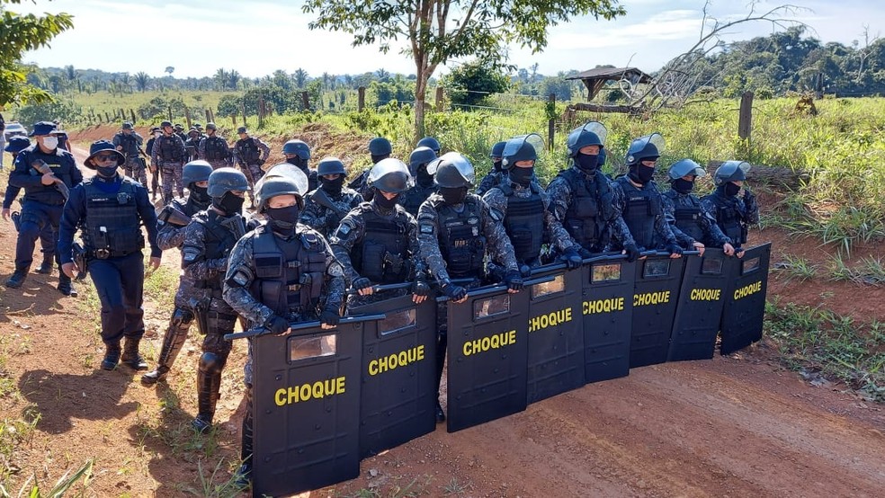 Policiais cumprem mandado para reintegrar área invadida em RO — Foto: Sedam/Reprodução