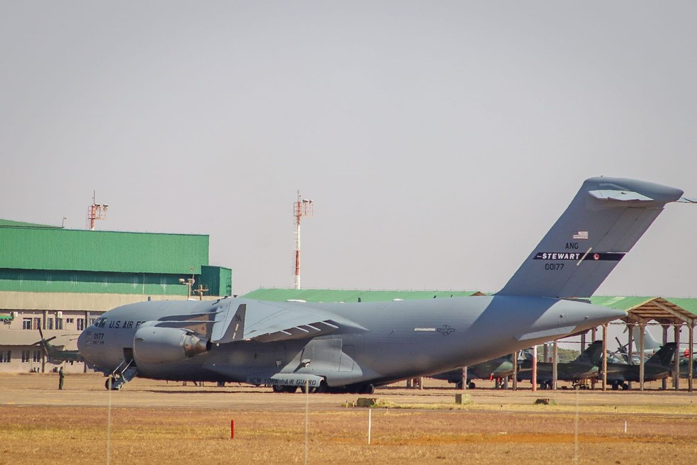 Aviões trouxeram helicópteros e soldados norte-americanos ao solo de Mato Grosso do Sul.  — Foto: Silas Ismael