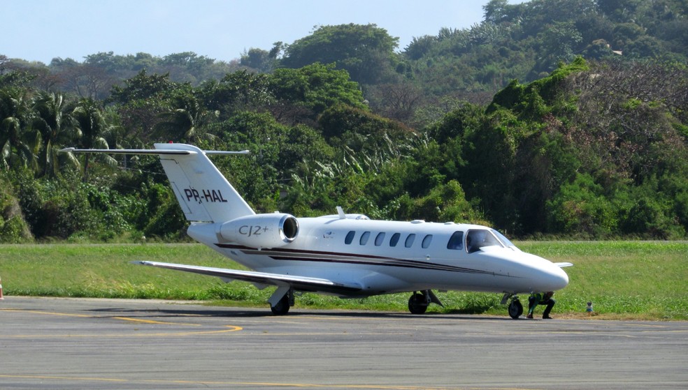 Os visitantes deixam Fernando de Noronha num jato particupar  — Foto: Ana Clara Marinho/TV Globo