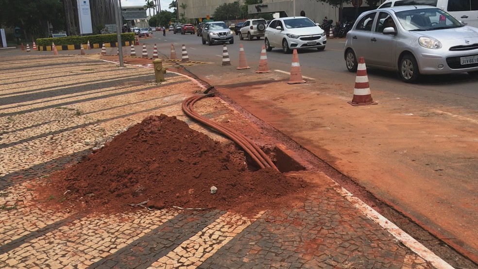 Obras para a instalação dos cabos de fibra óptica vão ao longo da Via N2 — Foto: Maíra Alves/G1