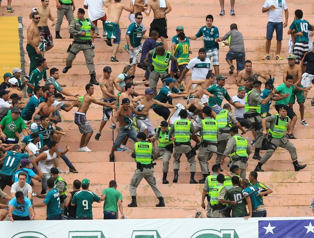 Narrador, sobre violência no futebol brasileiro: Polícia bate e tchau