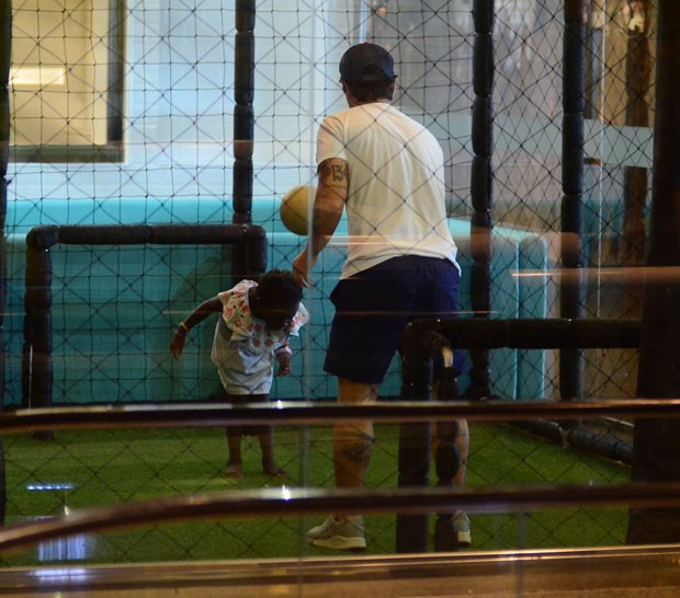 Titi brinca com o pai, Bruno Gagliasso (Foto: WEBERT BELICIO / AGNEWS)