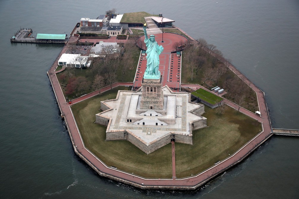 30 de março - A Ilha da Liberdade e a Estátua da Liberdade ficam vazias e fechadas ao visitante durante o surto da doença por coronavírus (COVID-19) no porto de Nova York, nos EUA — Foto: Mike Segar/Reuters
