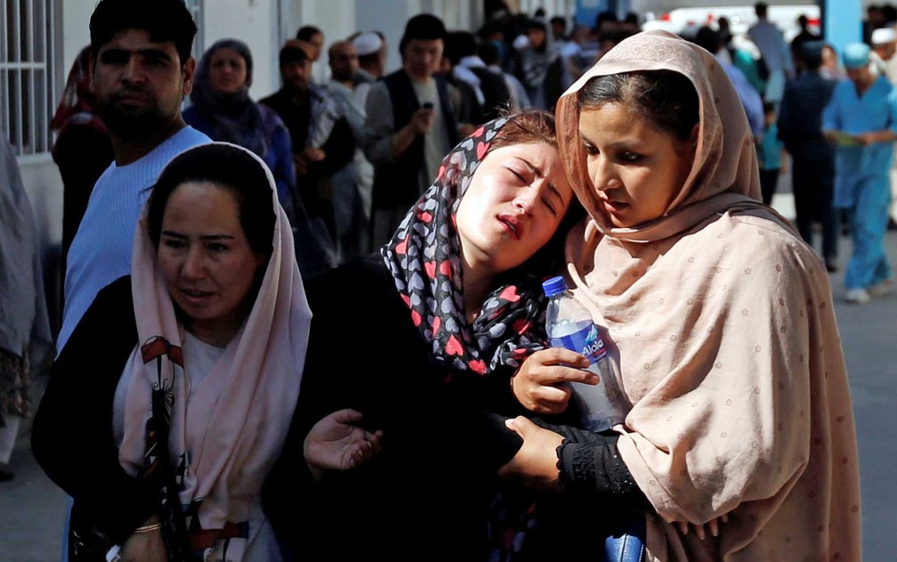 Mulheres afegãs lamentam e choram em frente a um hospital de Kabul após um ataque suicida (Foto: Mohammad Ismail / Reuters)